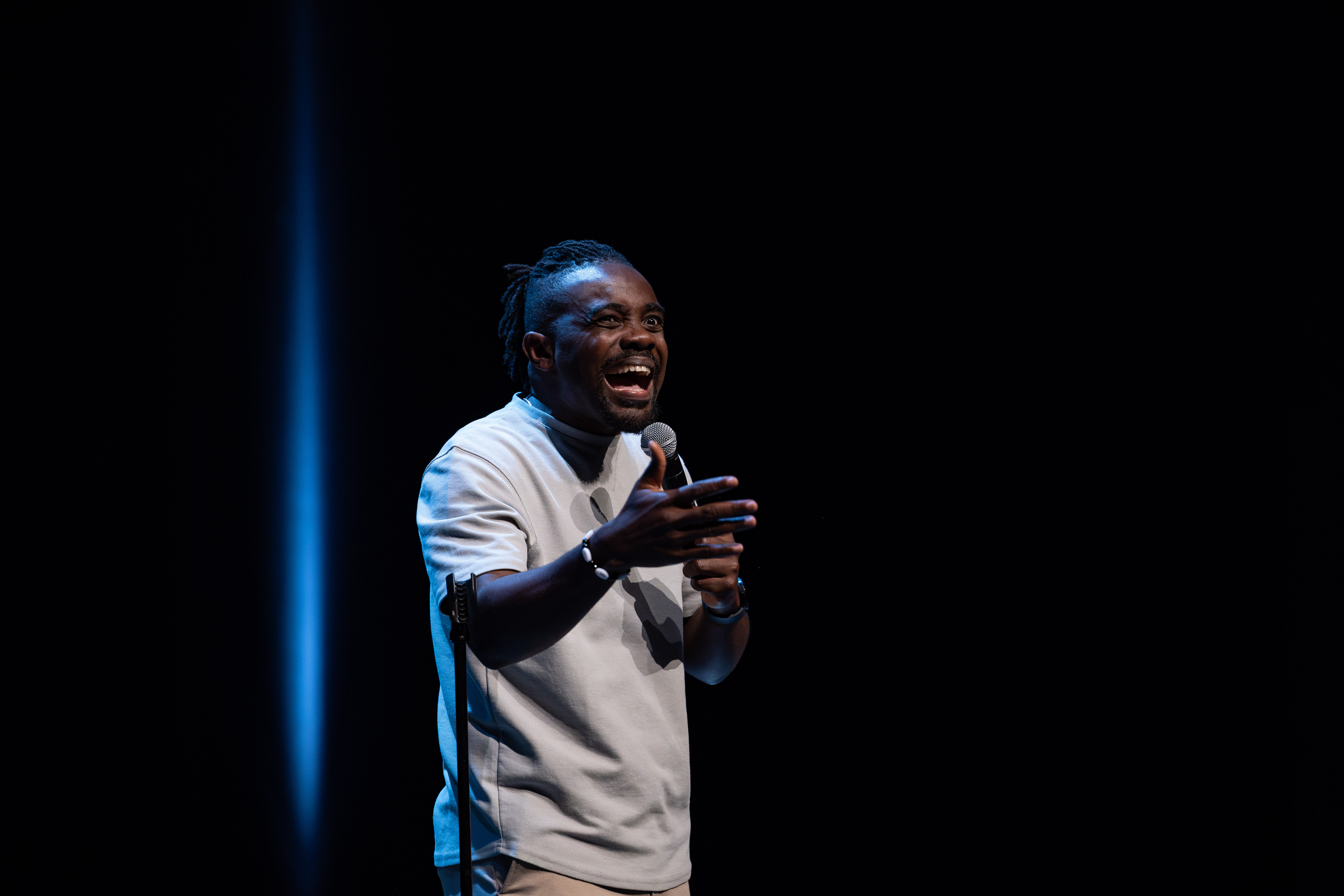 Steve Biko humoriste sur scène au Décennie Juste pour rire 2020
