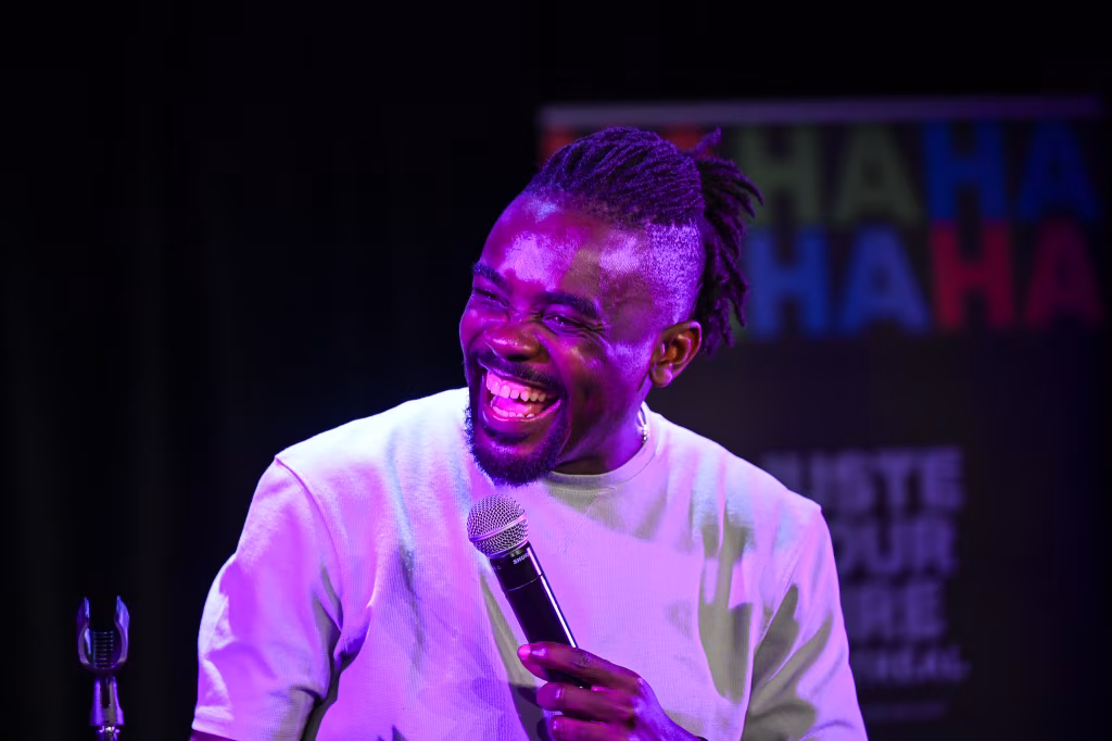 Steve Biko humoriste camerounais sur scène avec énergie et humour
