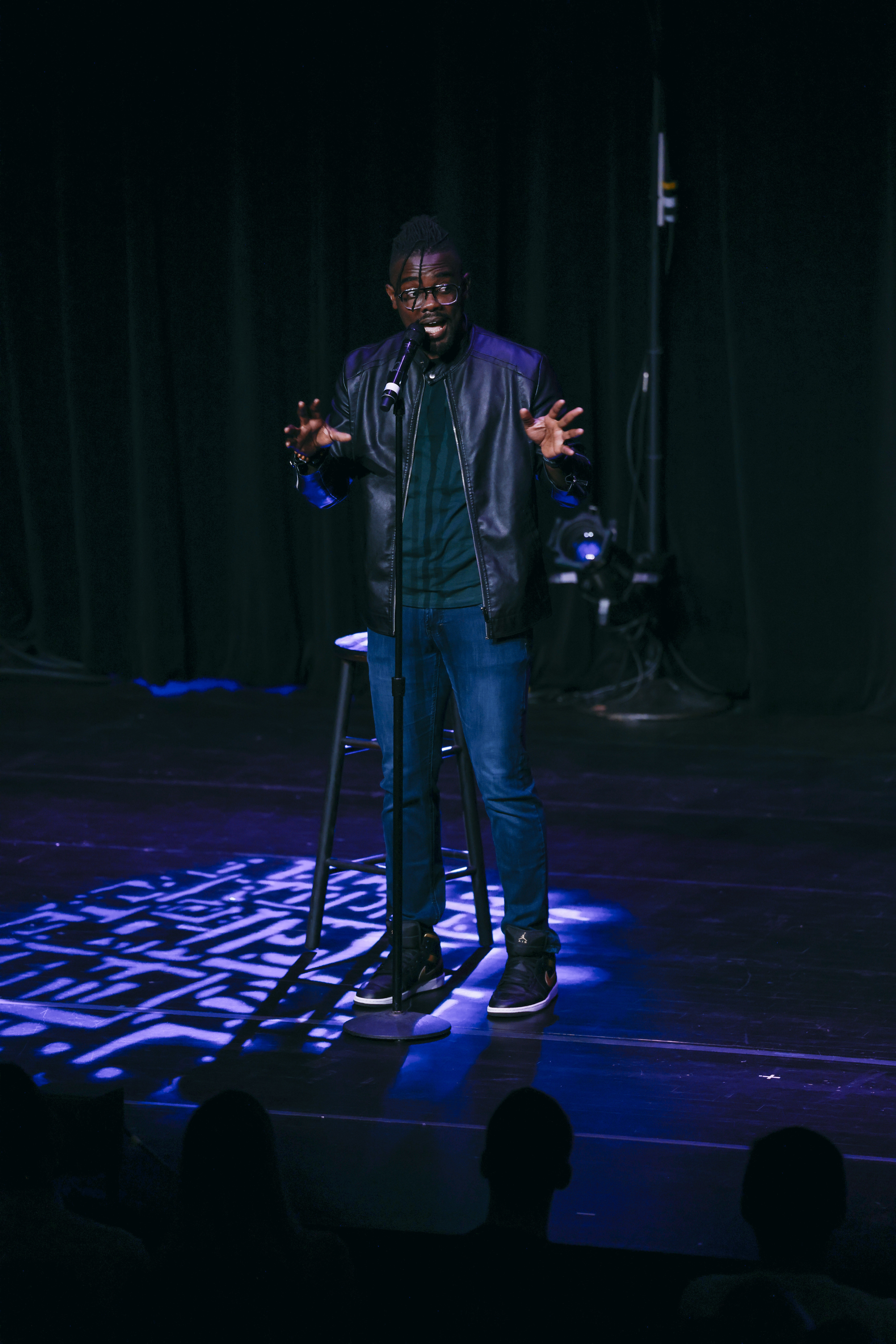 Steve Biko humoriste camerounais au Québec sur scène pendant le festival Juste Pour rire