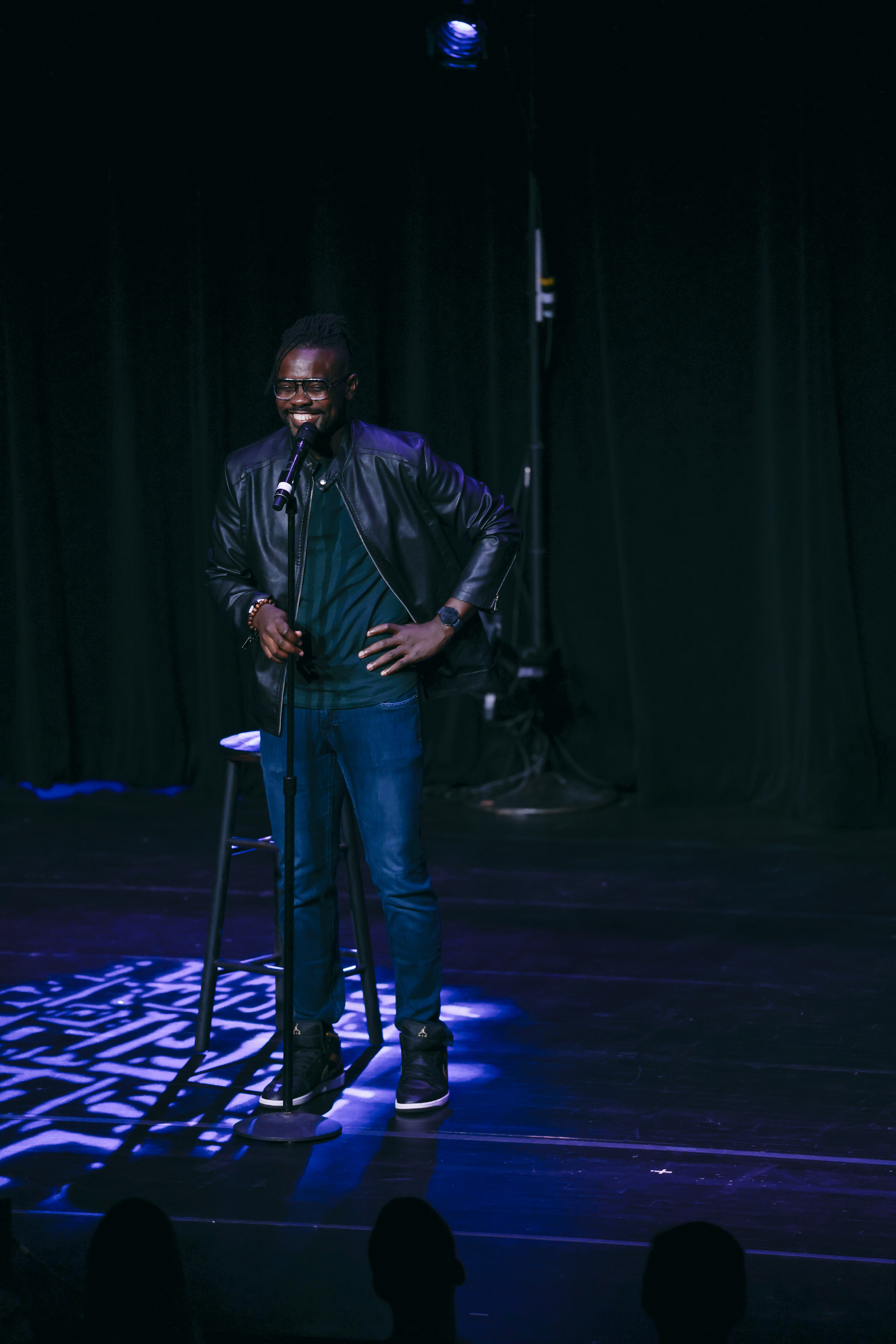 Steve Biko humoriste camerounais en spectacle pour le lancement de la tournée juste pour Rire Génération Stand up
