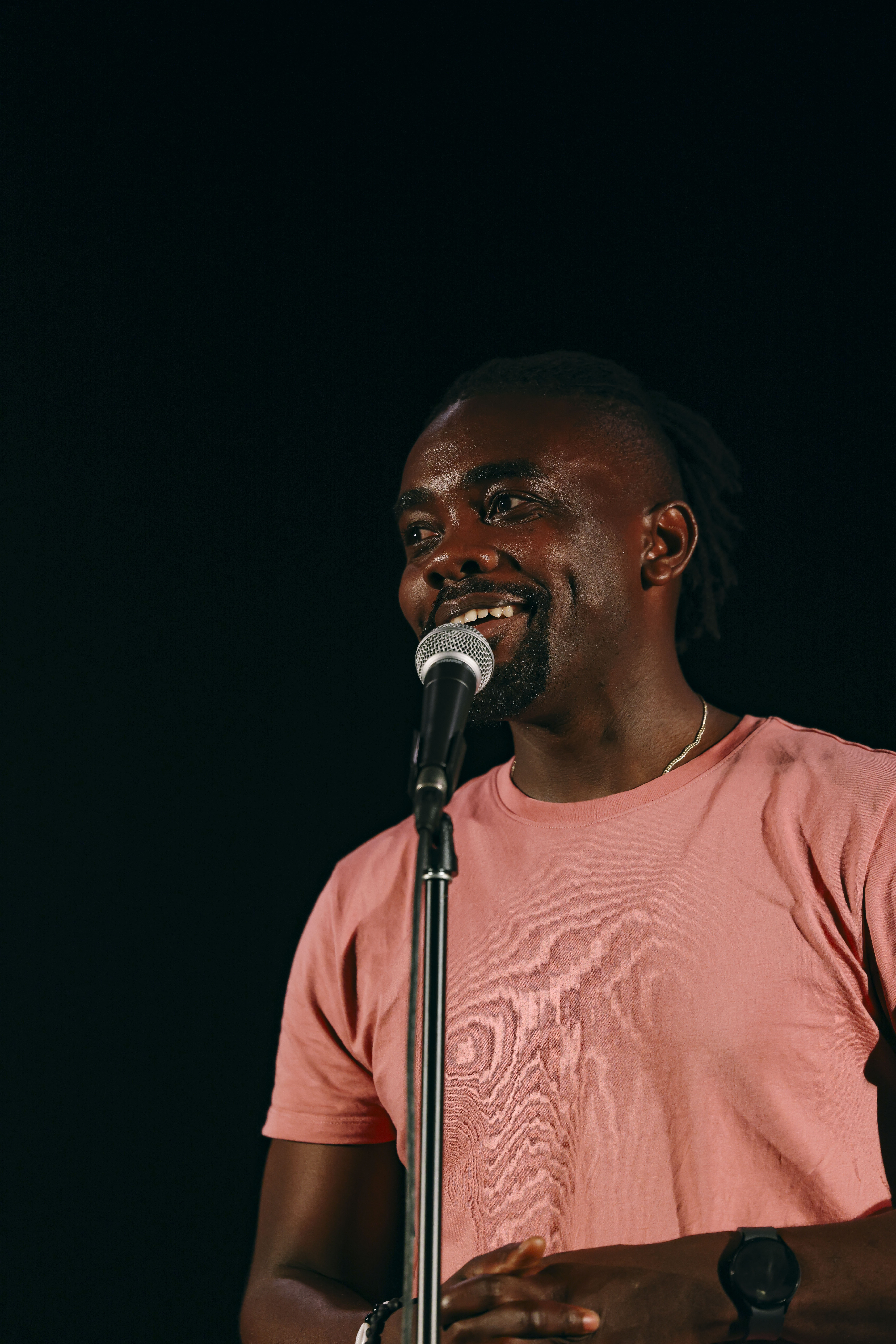 Steve Biko humoriste camerounais sur scène au Festival Juste pour rire Montréal 2025