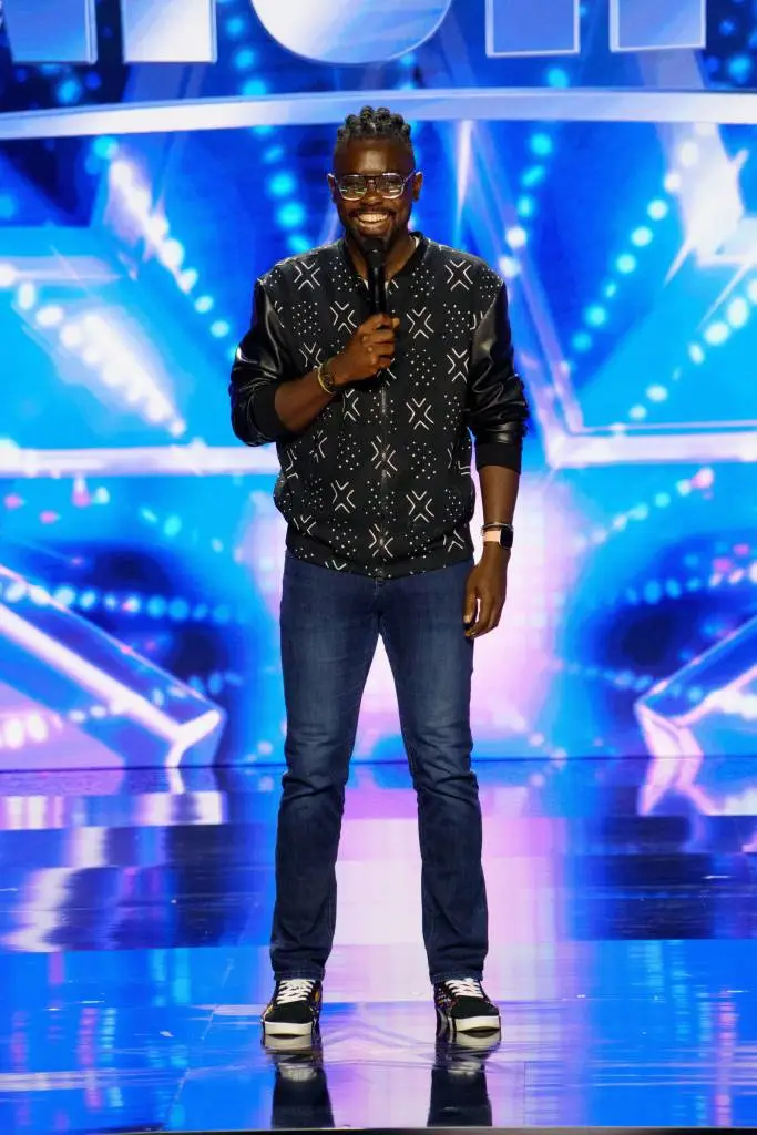 Steve Biko humoriste à l'émission Quel Talent
